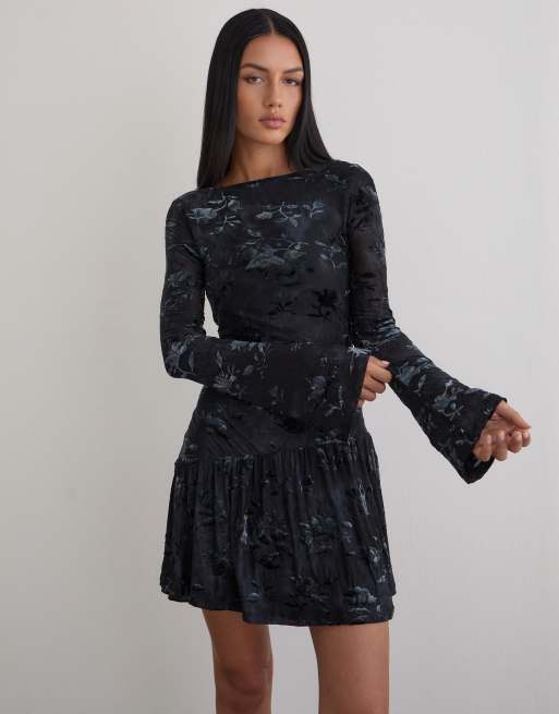Vestido corto azul oscuro con patrón de hojas de terciopelo Anyeli de Motel, 4 de 4