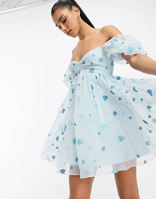 Vestido corto azul pastel estilo babydoll con estampado de corazones de  organza exclusivo de Lace & Beads | ASOS