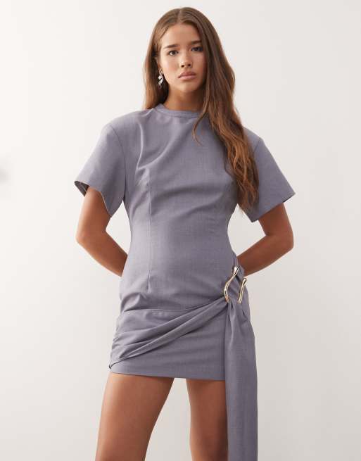 Vestido corto azul pizarra estructurado con cuello cerrado y detalle drapeado con adorno de metal en la cintura Martini de Lioness