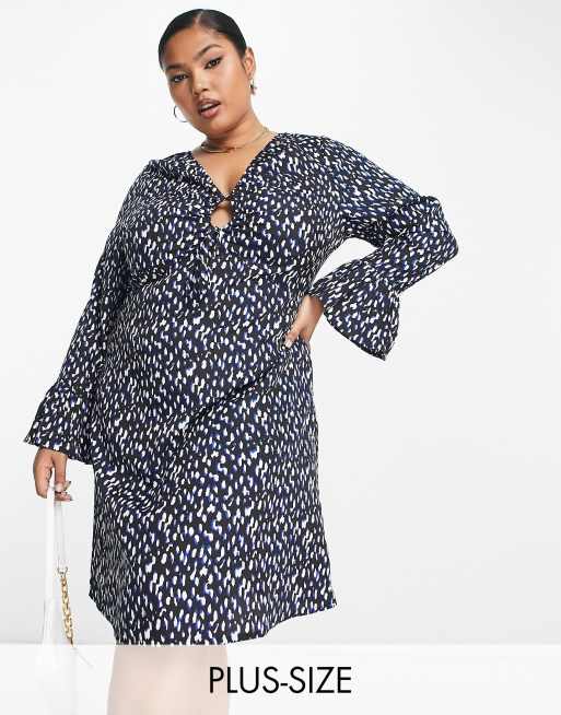 Vestido corto azul y negro con estampado de lunares y detalle de abertura exclusivo de Yours
