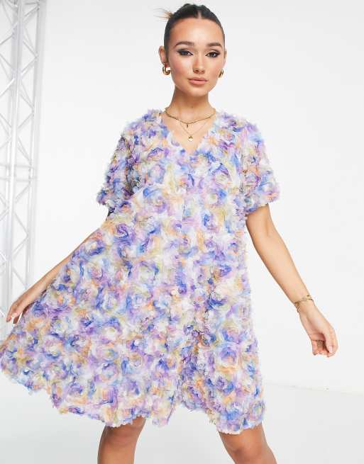 Vestido corto azul y rosa con diseño de aplicaciones florales y cuello de pico de Y.A.S