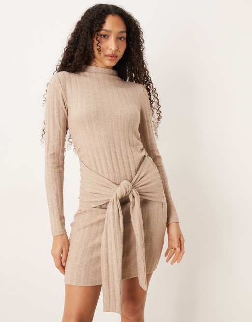 Vestido corto beis con cuello alto y lazada delantera de canalé de ASOS DESIGN, 2 de 4