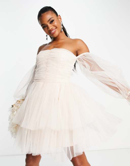 Vestido corto beis con mangas de tul de Lace & Beads