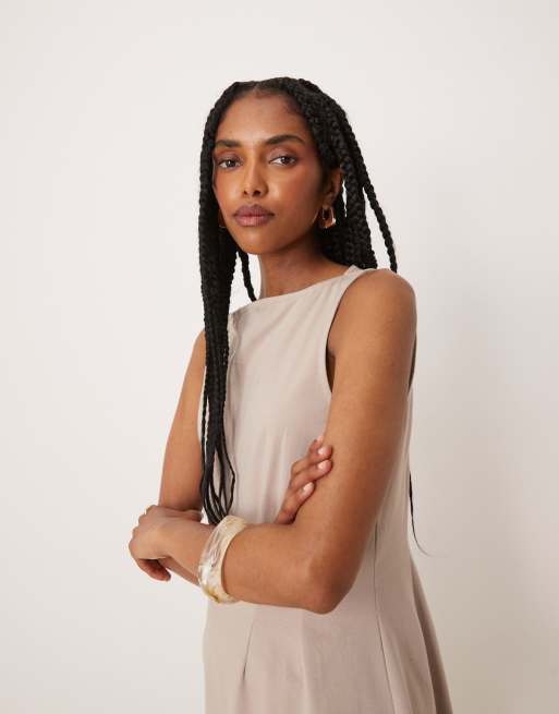 Vestido corto beis sin mangas con detalle de costuras de ASOS DESIGN, 3 de 4
