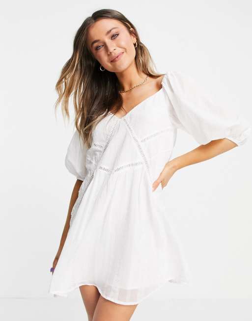Vestido corto blanco amplio con aplicaciones de encaje de ASOS DESIGN