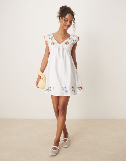 Vestido corto blanco amplio con bordado floral de Glamorous