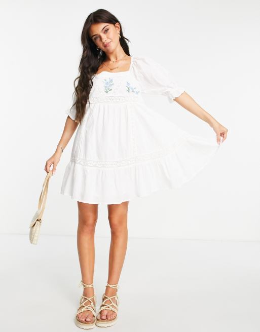 Vestido corto blanco amplio con bordados florales e insertos de encaje de ASOS DESIGN