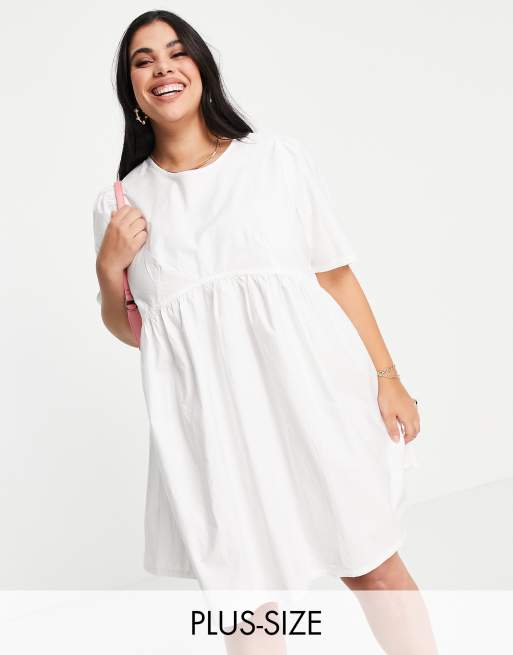 Vestido corto blanco amplio con lazo de color en la parte posterior exclusivo de COLLUSION Plus