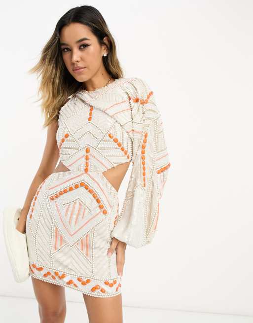 Vestido corto blanco asimétrico con abalorios, manga superpuesta y detalle de abertura de ASOS DESIGN