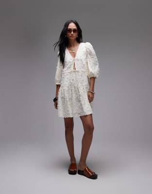 Vestido corto blanco con bajo escalonado, bordados y detalle de lazadas delanteras de & Other Stories - view 1