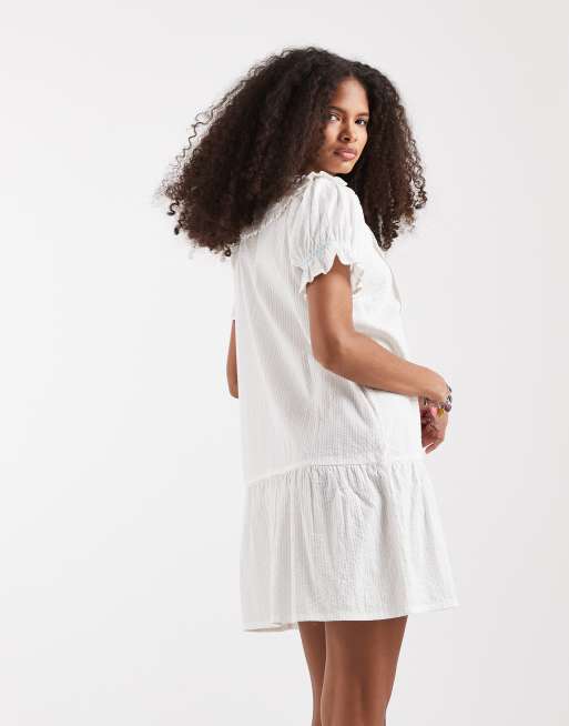Vestido corto blanco con cintura baja, jaretas y botones de Neon Rose, 3 de 4
