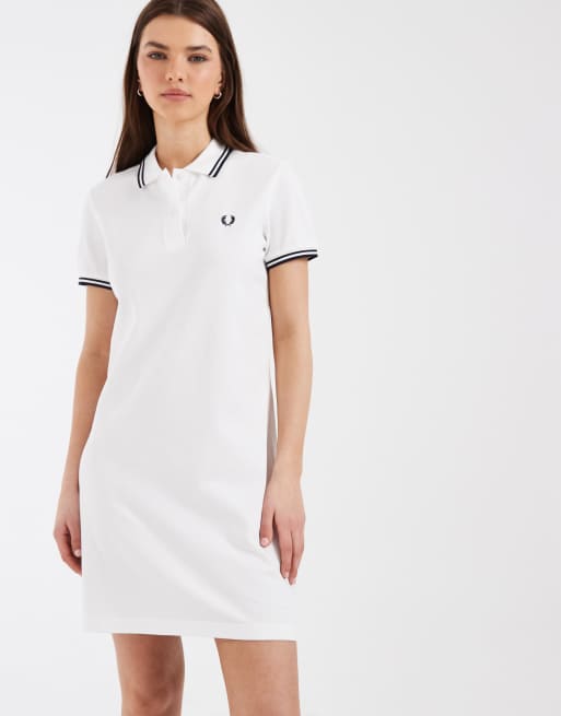 Vestido corto blanco con cuello estilo polo, ribetes dobles y logo de Fred Perry, 2 de 4