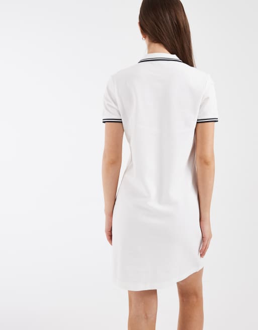 Vestido corto blanco con cuello estilo polo, ribetes dobles y logo de Fred Perry, 4 de 4