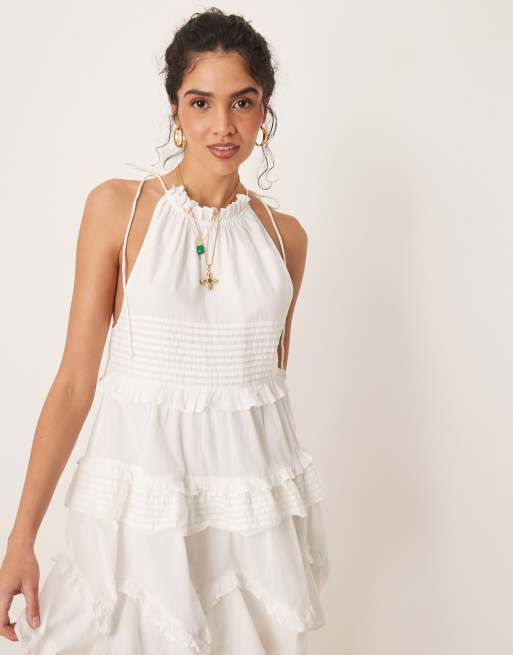 Vestido corto blanco con cuello halter, volantes y jaretas de ASOS DESIGN , 2 de 4