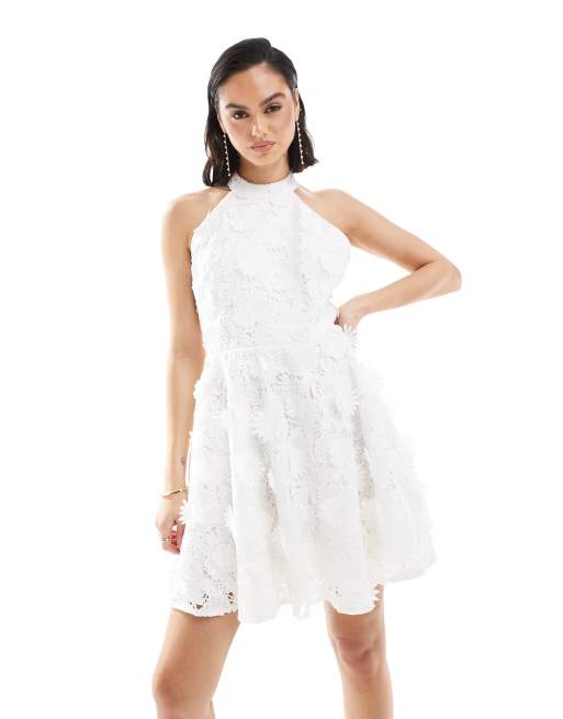Vestido corto blanco con cuello halter y diseño floral de encaje de Maya