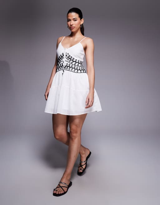 Vestido corto blanco con detalle bordado de River Island , 2 de 4
