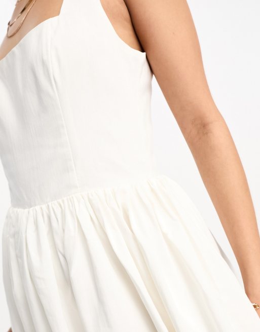 Vestido corto blanco con escote cuadrado y diseño estructurado de NA-KD x Chloe Schuterman , 3 de 4
