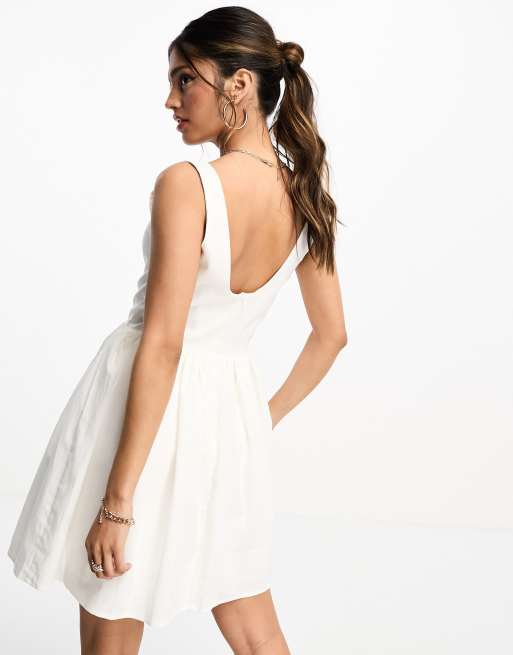 Vestido corto blanco con escote cuadrado y diseño estructurado de NA-KD x Chloe Schuterman , 4 de 4