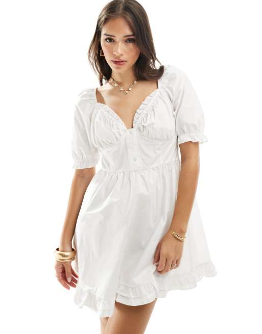 Vestido corto blanco con escote en forma de corazón y detalle de volante de Y.A.S