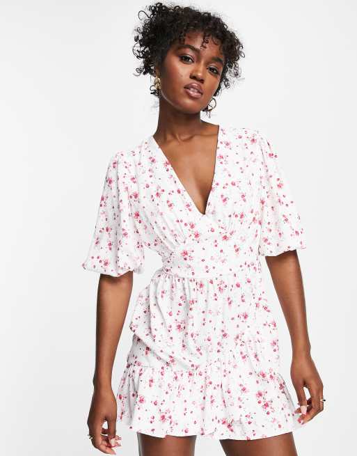 Vestido corto blanco con estampado de florecitas, detalle cruzado, mangas abullonadas y volantes de In The Style x Perrie Sian