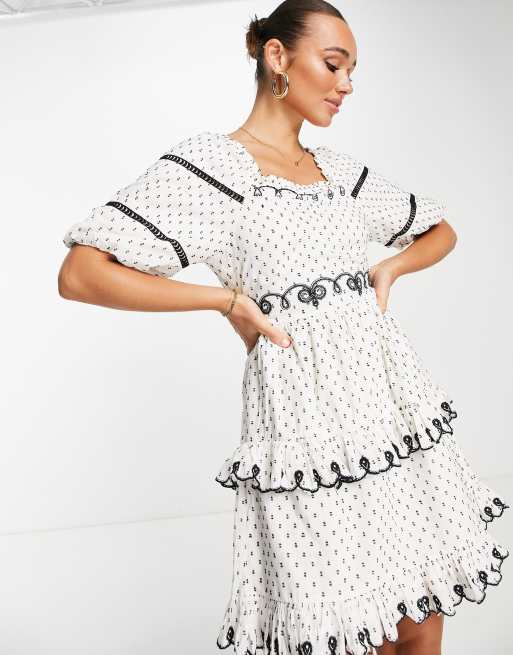 Vestido corto blanco con estampado de lunares, diseño bordado y mangas abullonadas de Y.A.S
