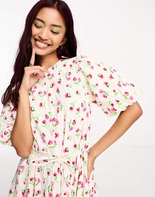 Vestido corto blanco con estampado floral, mangas abullonadas y lazada en la cintura de Influence, 4 de 4