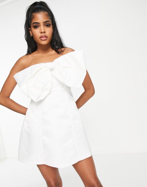 Vestido corto blanco con lazo extragrande premium de In The Style x Lorna Luxe, 2 de 4