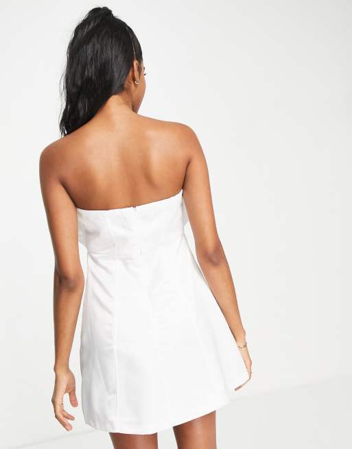 Vestido corto blanco con lazo extragrande premium de In The Style x Lorna Luxe, 3 de 4