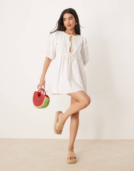 Vestido corto blanco con mangas abullonadas y lazadas en la parte delantera del cuerpo de Gina Tricot