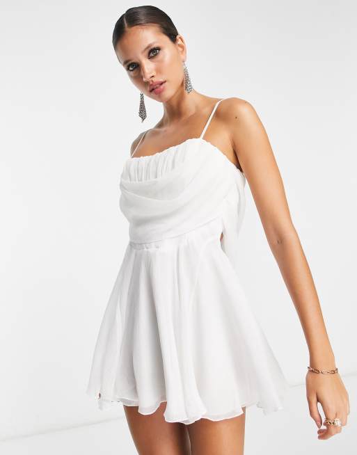 Vestido corto blanco con parte delantera desbocada y corsé de ASOS DESIGN, 2 de 4