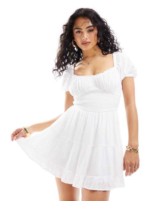 Vestido corto blanco con vuelo, bolsillos y pantalones cortos interiores de Hollister
