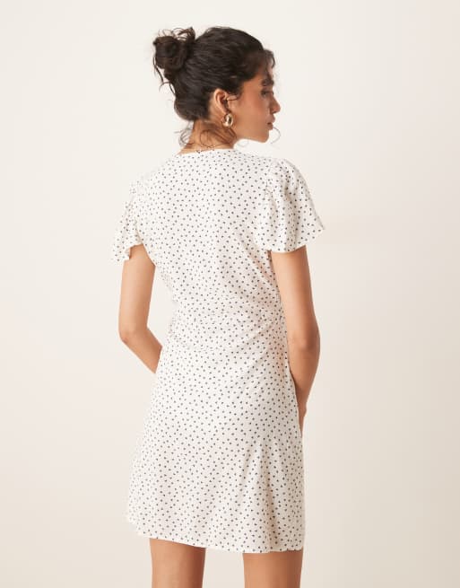 Vestido corto blanco cruzado con estampado de corazones azules de JDY   , 2 de 4