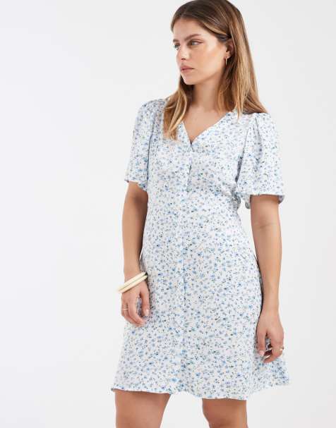 Vestido corto blanco de corte skater con estampado de florecitas azules y botones de Vero Moda Petite - view 1