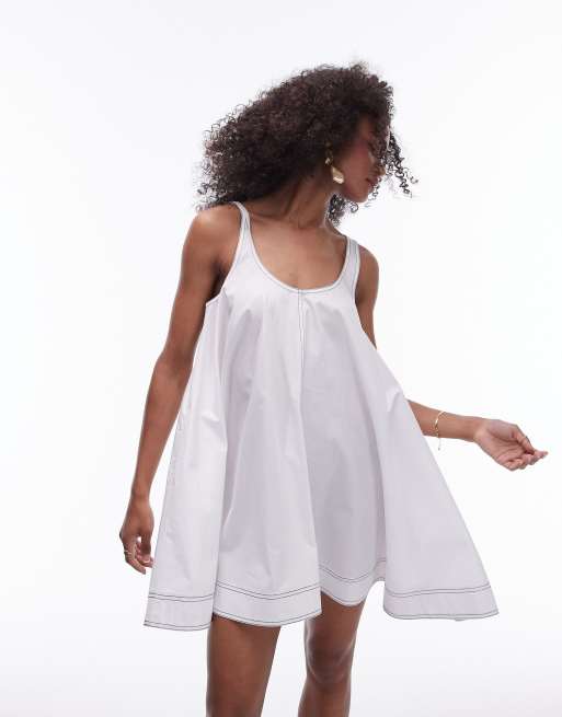 Vestido corto blanco de corte trapecio con detalles sobrehilados de popelina de Topshop