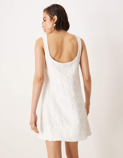 Vestido corto blanco de corte trapecio con vuelo y cuello ancho de croché de ASOS DESIGN, 2 de 4