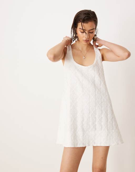 Vestido corto blanco de corte trapecio con vuelo y cuello ancho de croché de ASOS DESIGN, 3 de 4