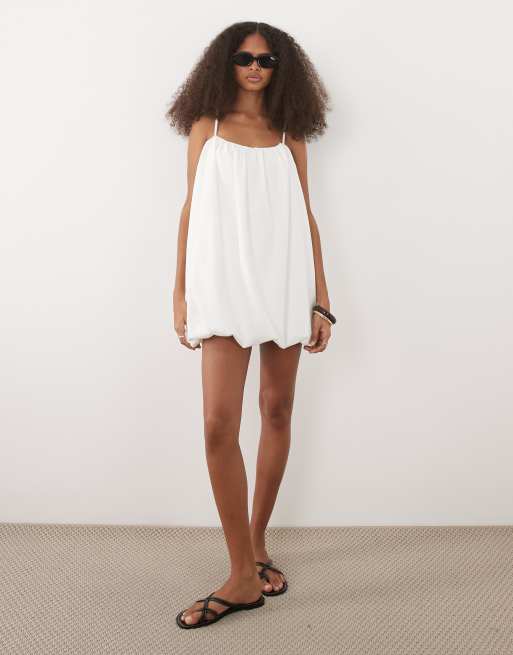 Vestido corto blanco de tirantes con bajo abullonado de ASOS DESIGN, 2 de 4