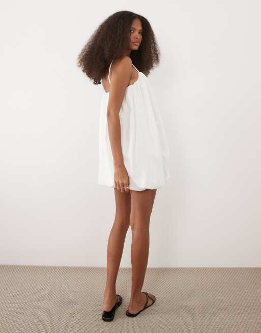 Vestido corto blanco de tirantes con bajo abullonado de ASOS DESIGN, 4 de 4
