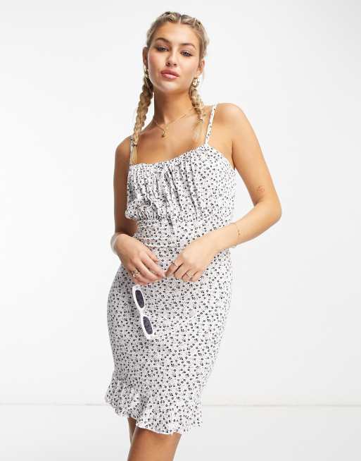 Vestido corto blanco de tirantes con estampado floral y volante en el bajo de NaaNaa