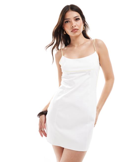 Vestido corto blanco de tirantes con ribete color crema en contraste de ASOS DESIGN