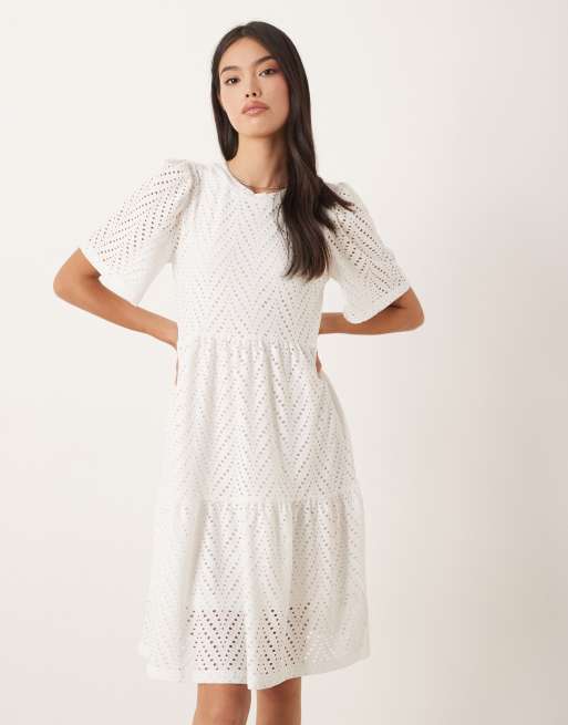 Vestido corto blanco escalonado con diseño bordado de JDY, 2 de 4