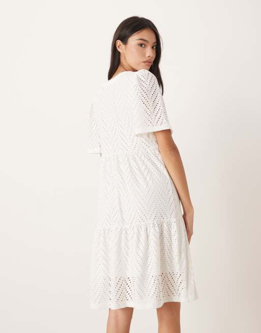Vestido corto blanco escalonado con diseño bordado de JDY, 3 de 4