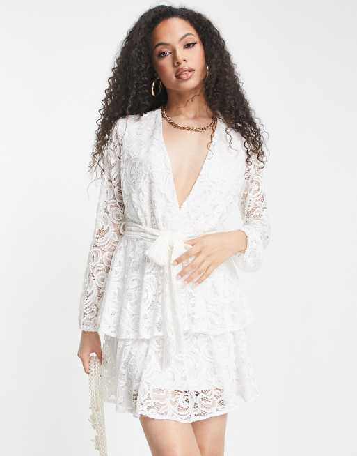 Vestido corto blanco escalonado de encaje de John Zack