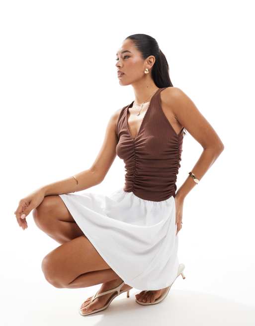 Vestido corto blanco escotado con diseño híbrido de ASOS DESIGN, 2 de 4