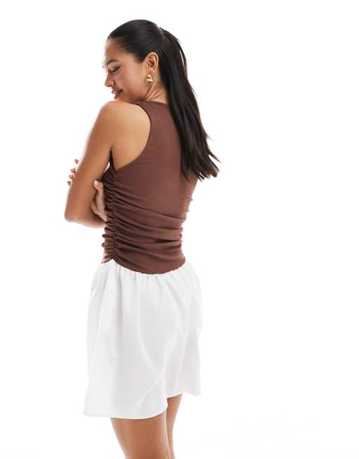 Vestido corto blanco escotado con diseño híbrido de ASOS DESIGN, 3 de 4