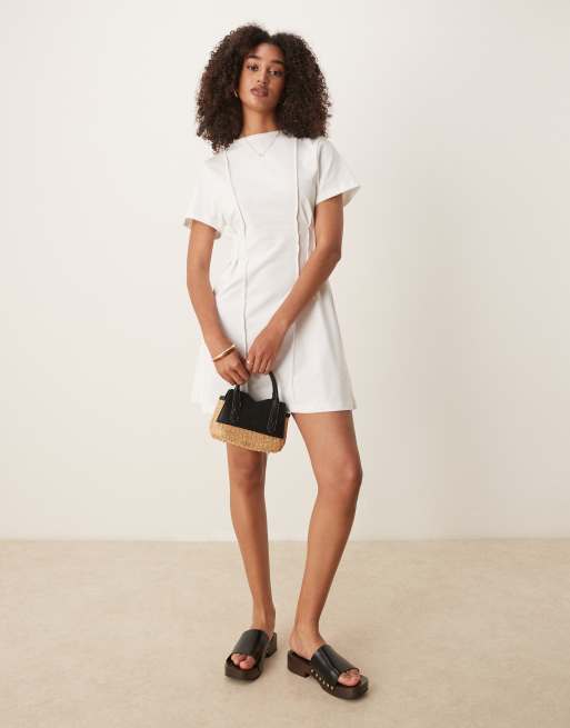 Vestido corto blanco estilo camiseta con cintura entallada de ASOS DESIGN, 2 de 4