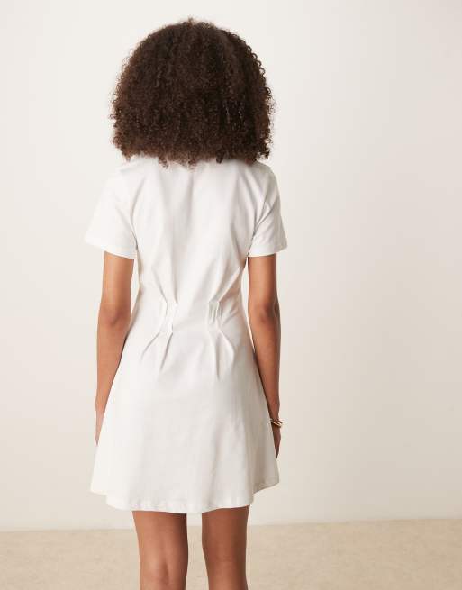 Vestido corto blanco estilo camiseta con cintura entallada de ASOS DESIGN, 4 de 4