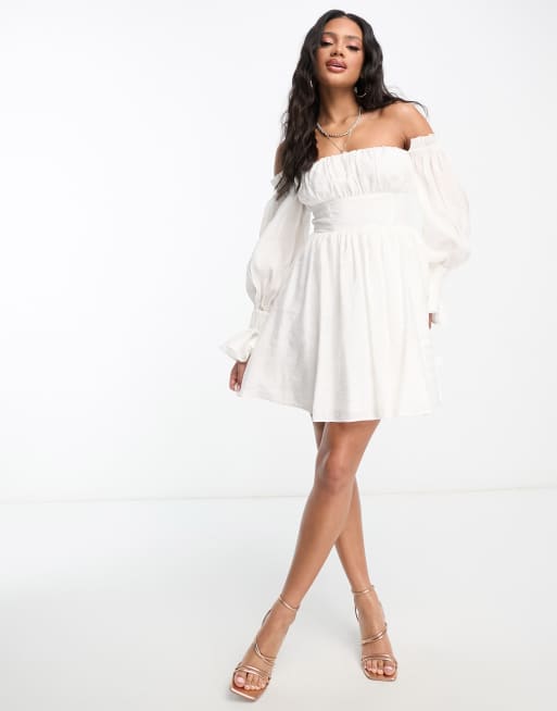 Vestido corto blanco estilo corsé con escote Bardot y mangas estilo blusón de ASOS Luxe, 4 de 4
