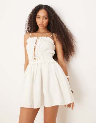 Vestido corto blanco fruncido con lazada en la parte delantera de Iisla & Bird - view 1