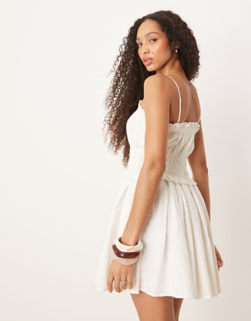 Vestido corto blanco fruncido con lazada en la parte delantera de Iisla & Bird, 3 de 4